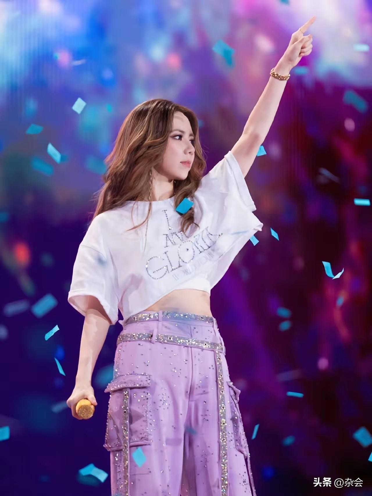 同样是翻唱，细节见人品。
邓紫棋翻唱《喜欢你》、《龙卷风》等经典曲目时，坚持“先