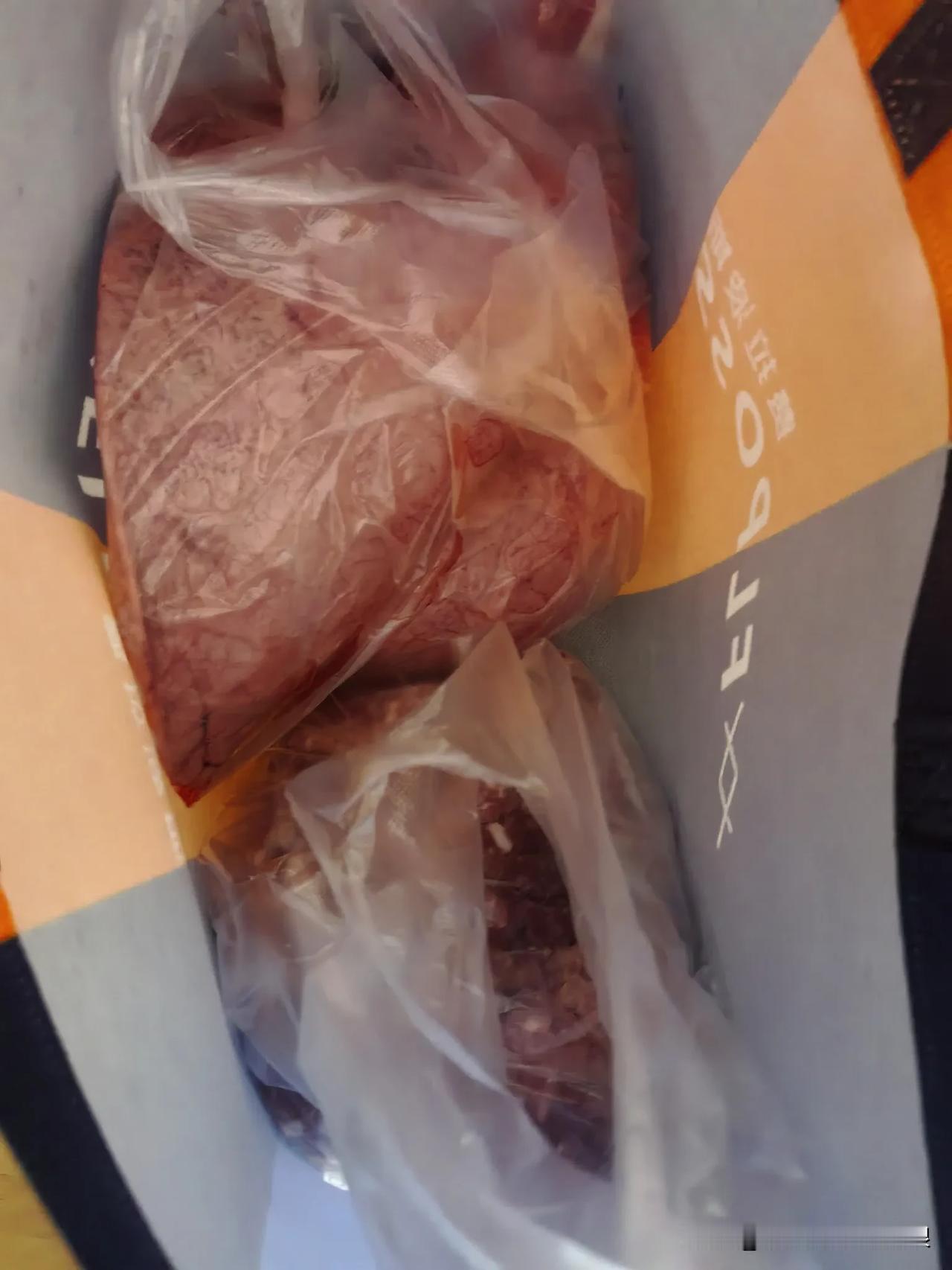 刚刚去了一个新地方买肉准备包饺子，那里一长排好几个店铺都卖猪肉，我选了个店名黄陂