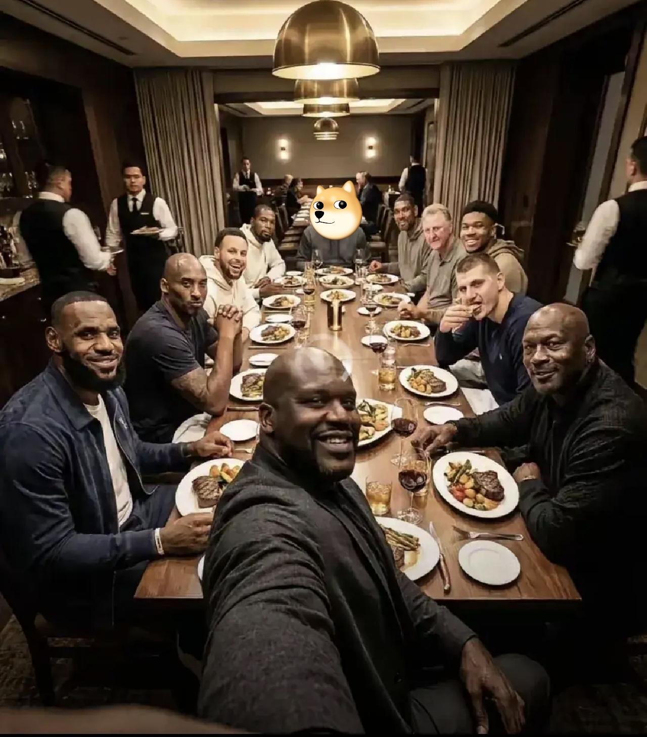 豪门夜宴！第一个问题：“按照中国的规矩，图中哪一位超巨必须站起来向每一位敬酒？?