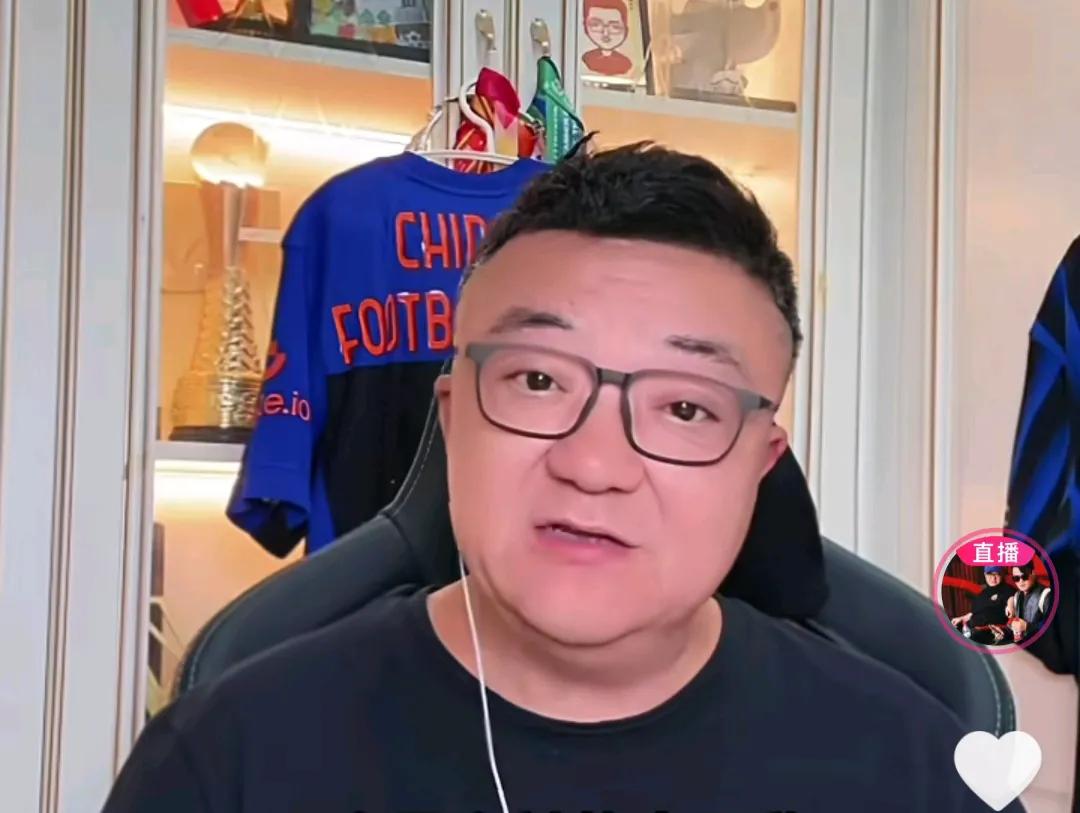 媒体人董路表示，上海海港的锋线球员在回防上非常不积极。
董路在直播时表示，这场超