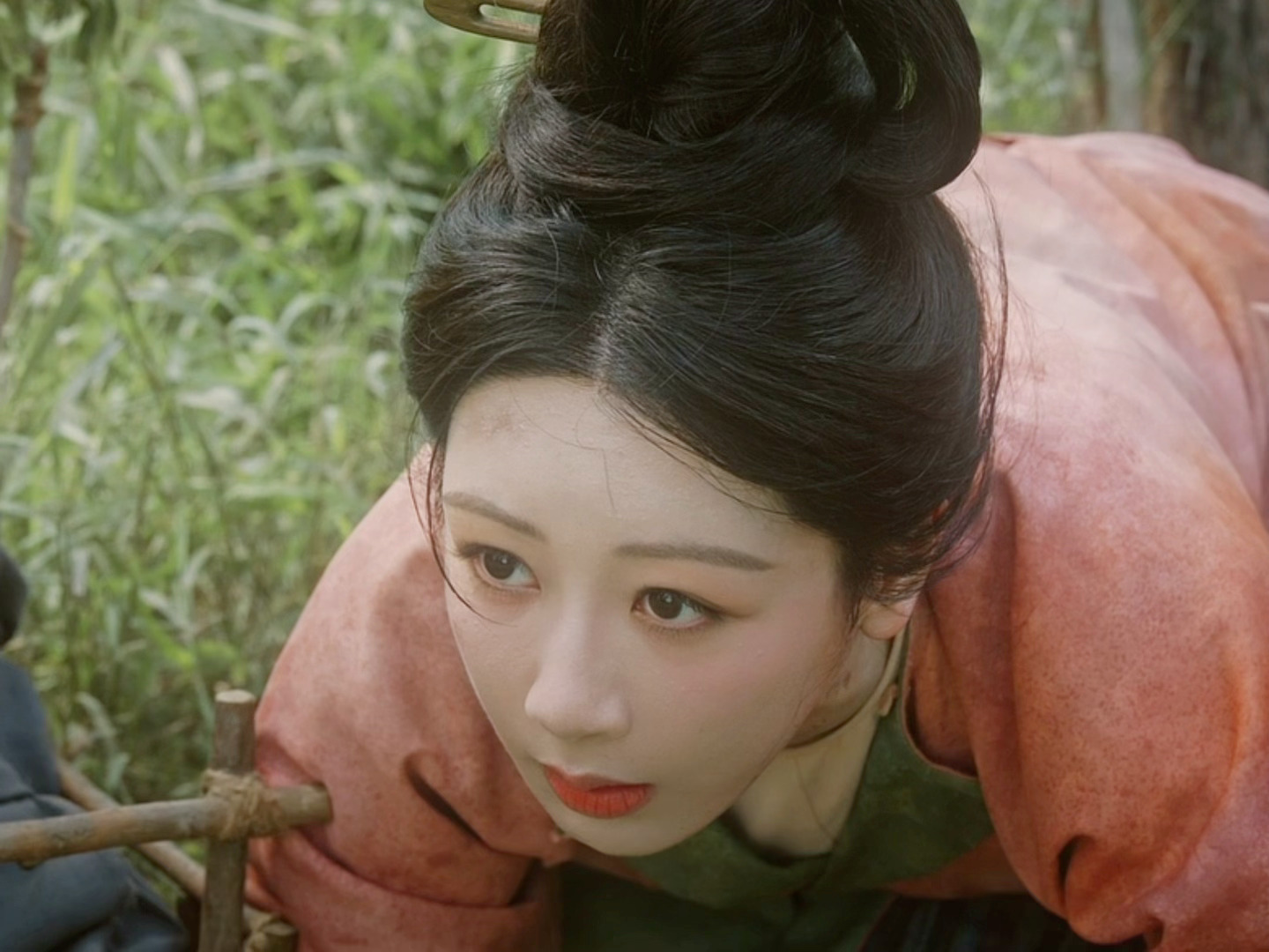 吗呀何惟芳从草丛里探出脑袋好像一只受了惊的小兔子。。。。 