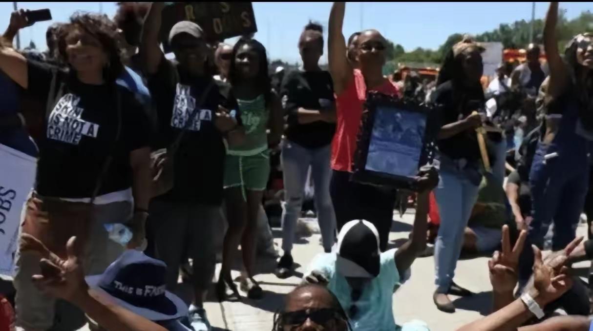 刚查了下，
一切都有规律可循。
外来移民短期是便利，中期是混乱，长期是灭亡。古今