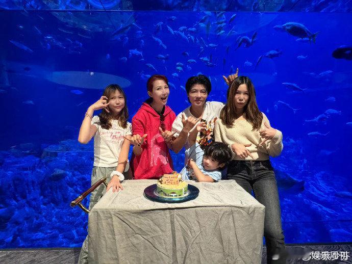 被蔡少芬张晋一家狠狠戳中！小儿子乐儿 6 岁啦，一家五口整整齐齐，儿女双全的圆满