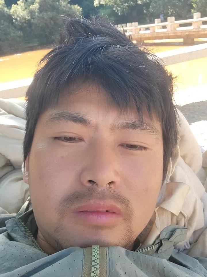 英子当初住院的时候，我俩还没有结婚，好吗？很多粉丝说当时照顾她是因为我的责任，我