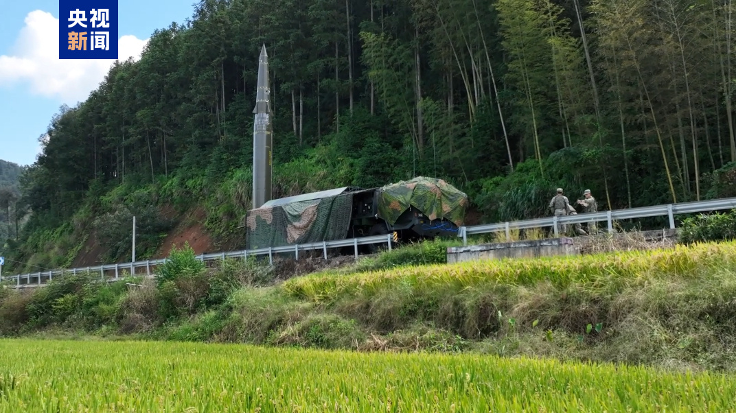 “联合利剑-2024B”演习，火箭军的东风-15系列弹道导弹进行公路机动发射演练