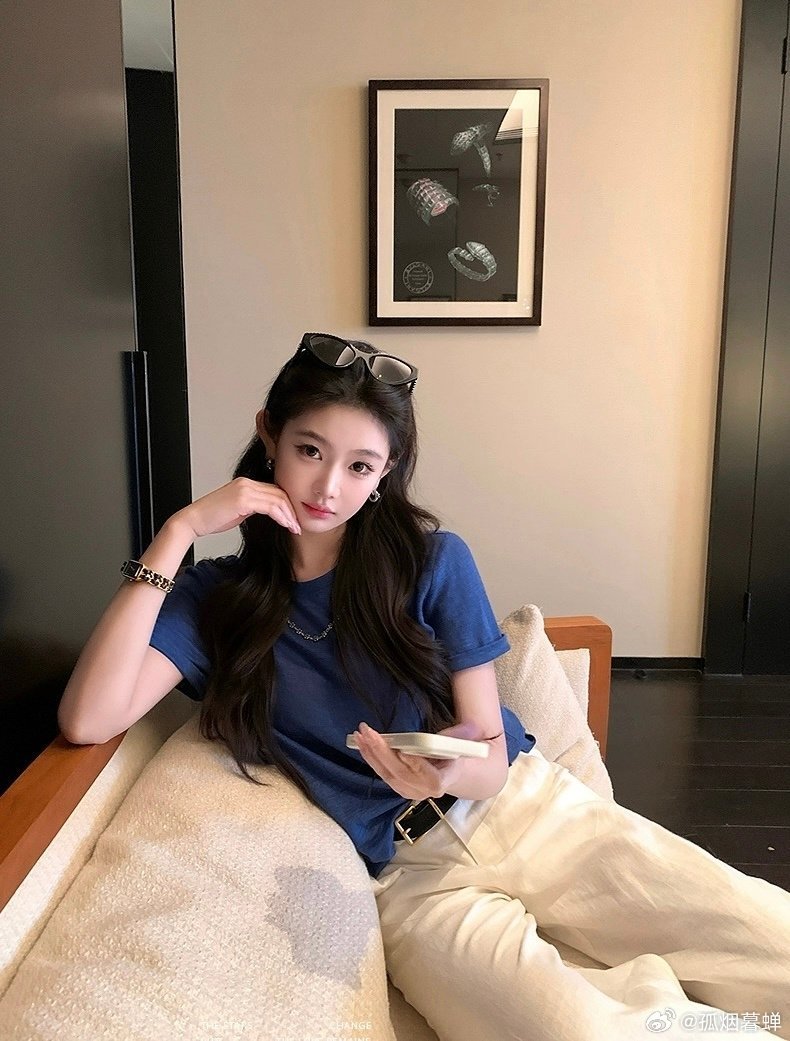 #大妈的精选#  巨显白的 —— 【 克莱因蓝棉麻感T恤 】，你们一定不要错过！