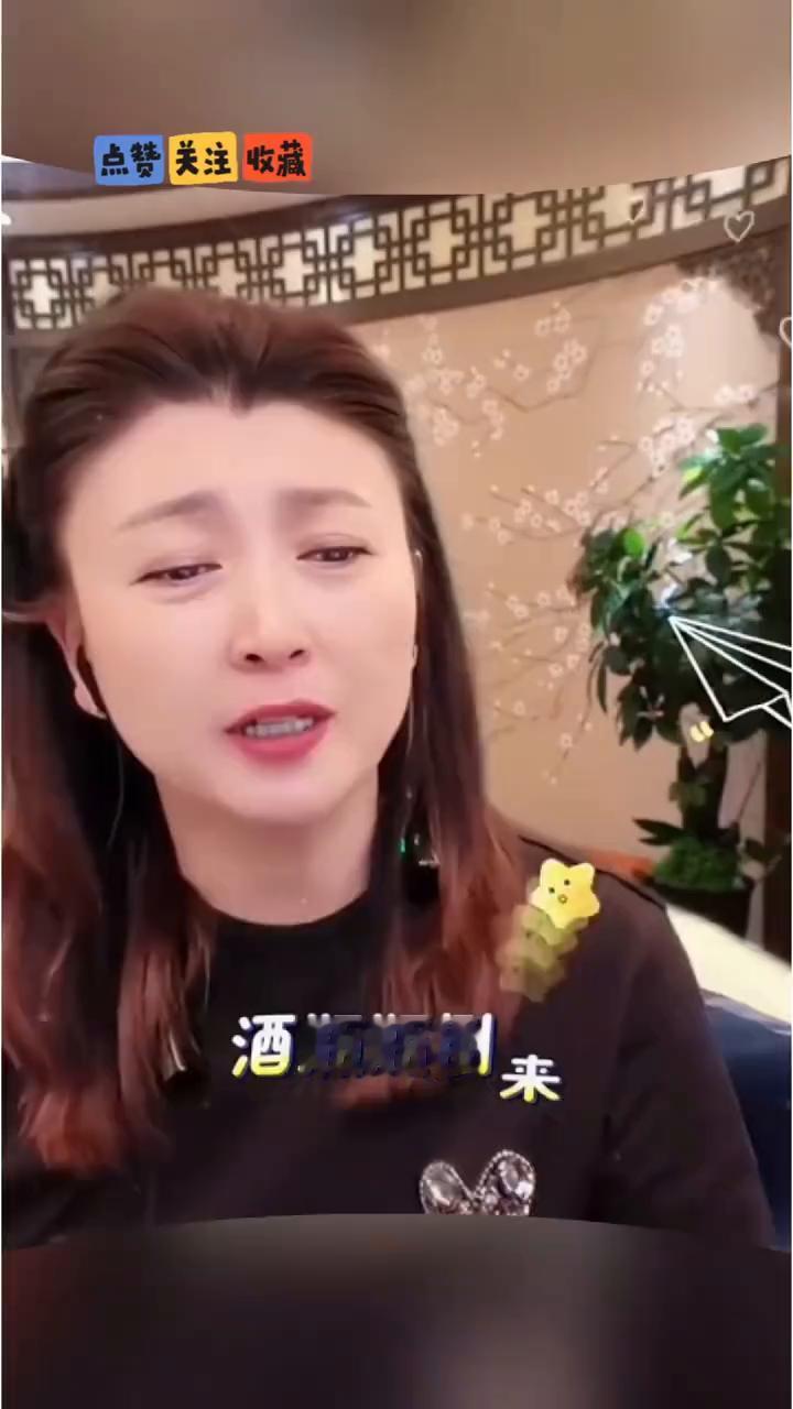 酒瓶瓶倒来，酒杯杯碎。前半夜喝酒我后半夜醉，梦见哥哥你亲我的嘴。抱着那枕头我当成