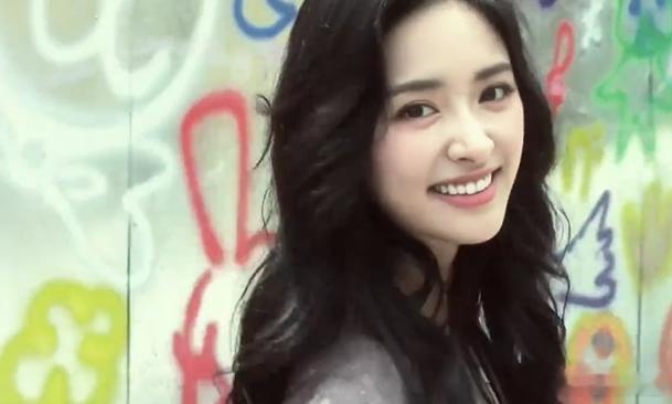 徐若晗拍的沈月 谁懂啊！徐若晗镜头下的沈月也太有氛围感了，每一帧都像偶像剧截图，