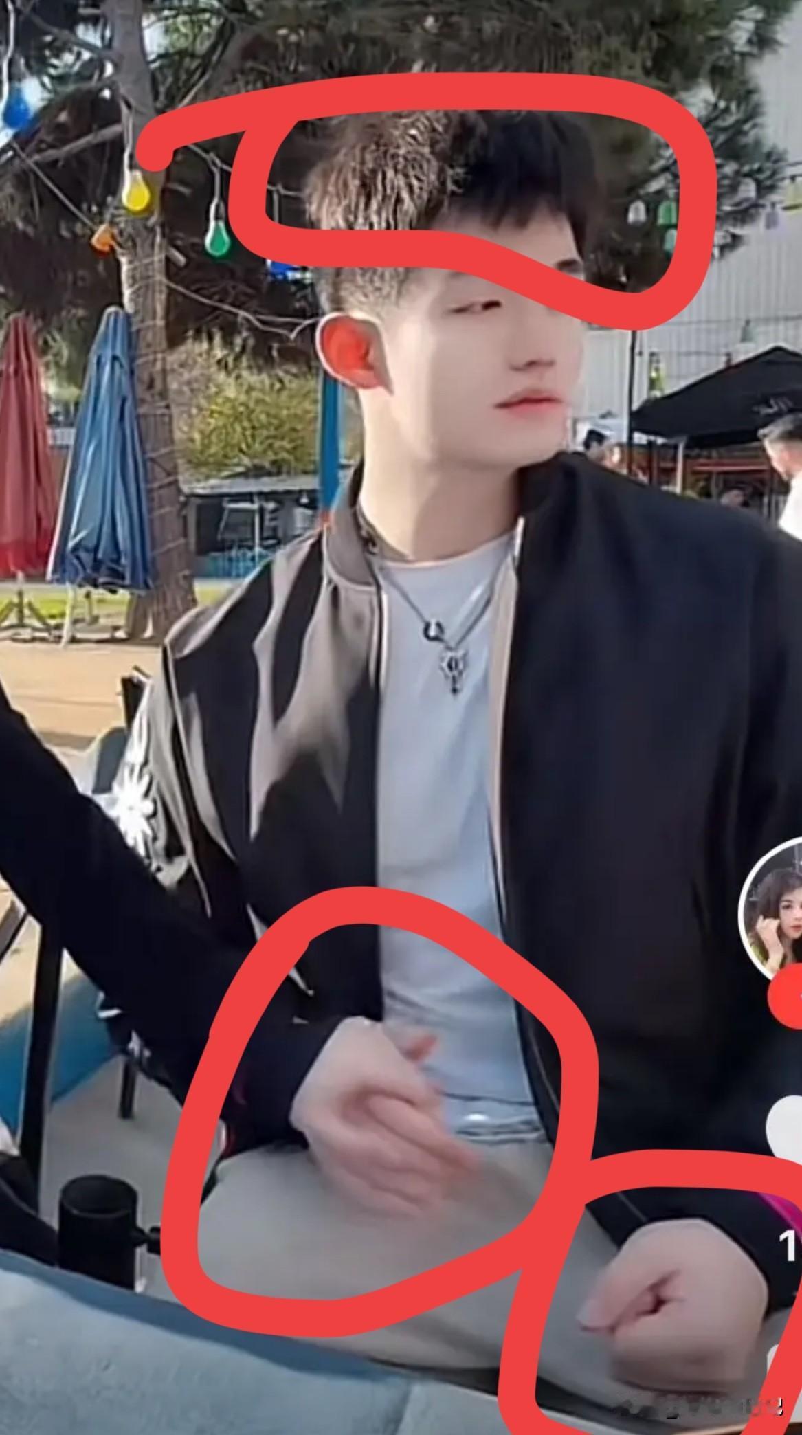 于文红紧紧拉住任任的手，任任手是张开的，根本没拉于文红，也没有回应。

特别是右