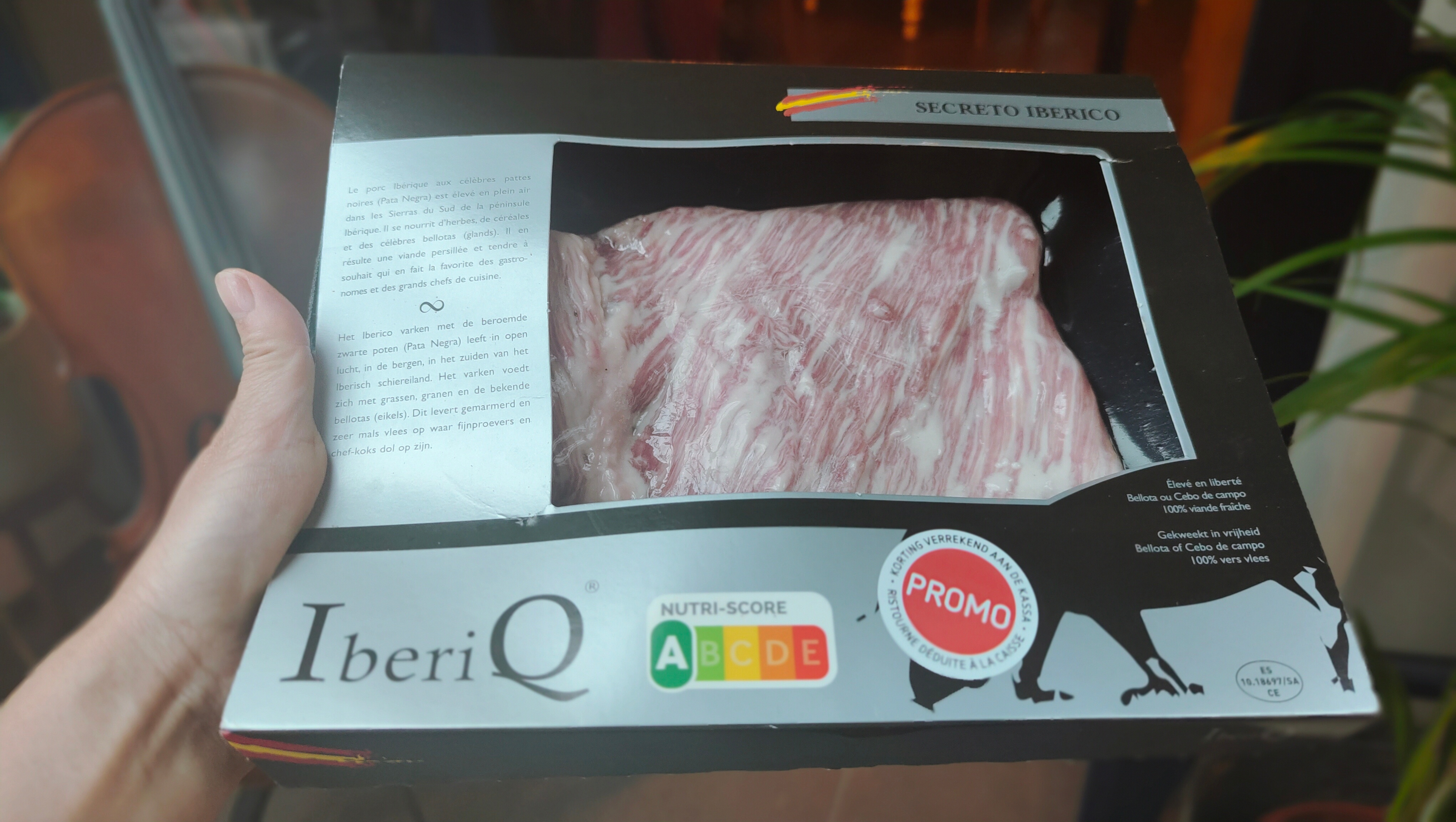 孩子爸生日，中午仙贝大蒜意面，晚上有非常美味的烤猪肉，生牛肉，寿司。。