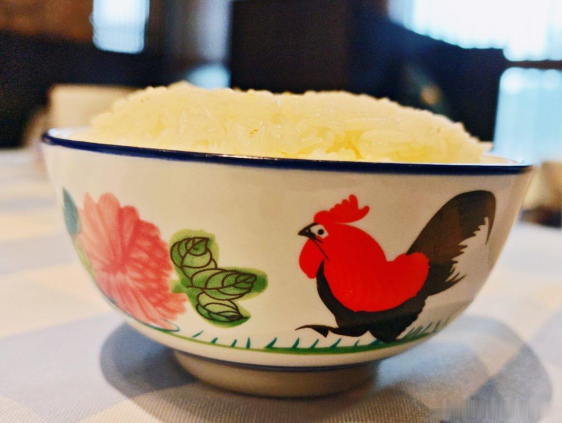 随手拍据说周星驰拍片，有吃饭的场面都用这种有大公鸡饭晚碗。电影功夫女足电影