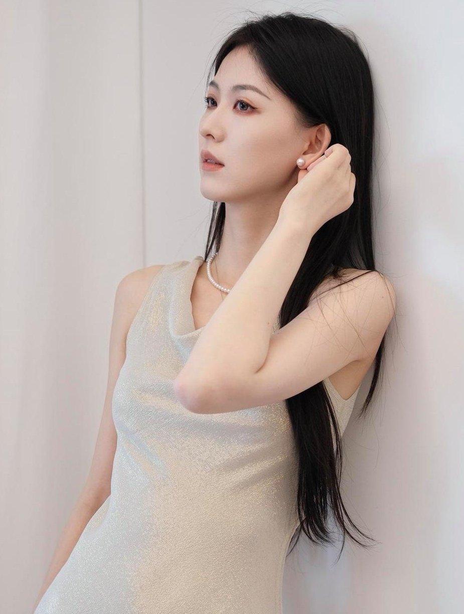 这个气质真的是太棒了，
但好像找了很多网红也没找到他，
可能是一个淘宝模特吧。