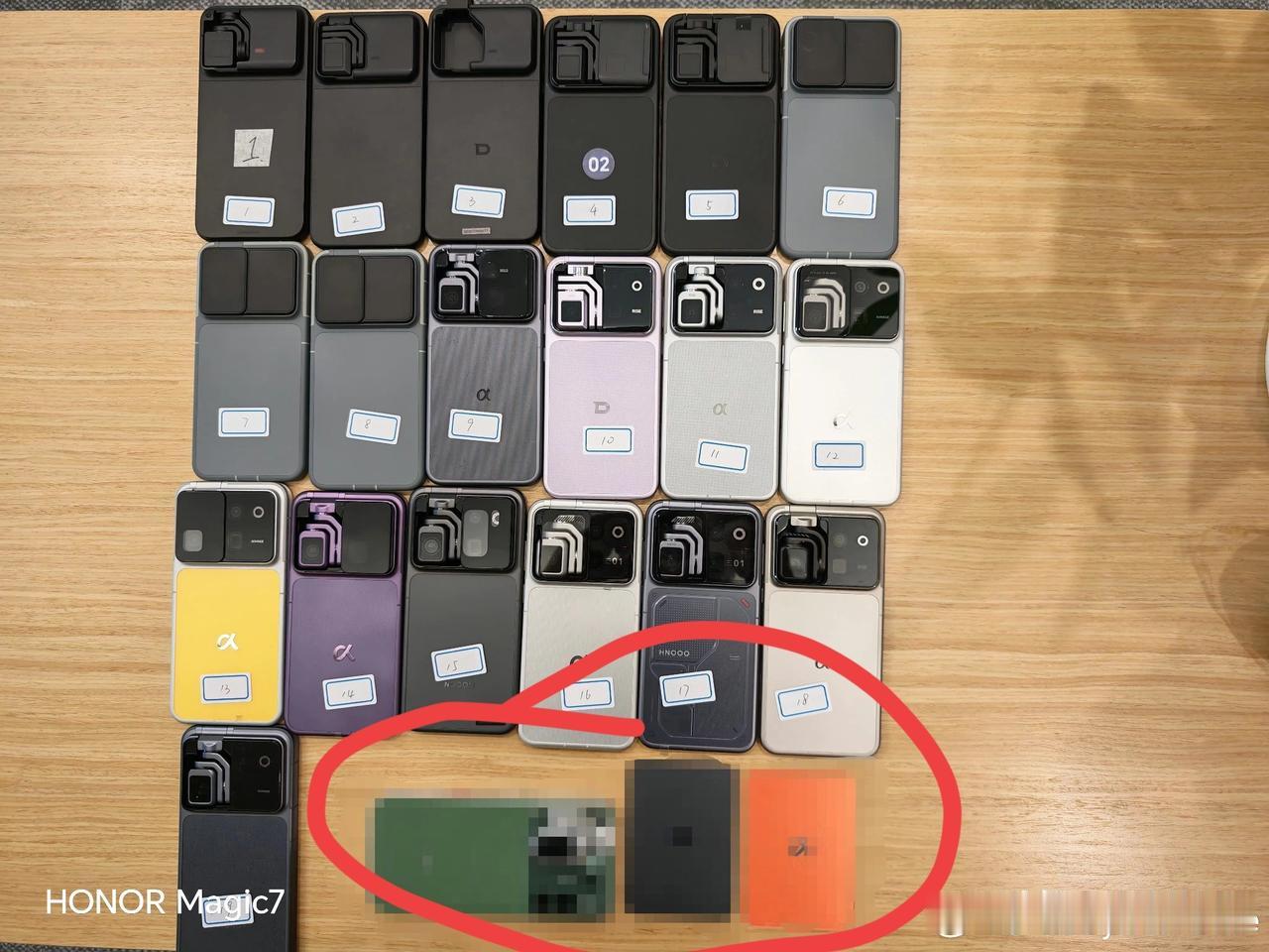 好家伙，原来荣耀RobotPhone这么多原型机啊，我比较好奇马赛克下的机器是啥