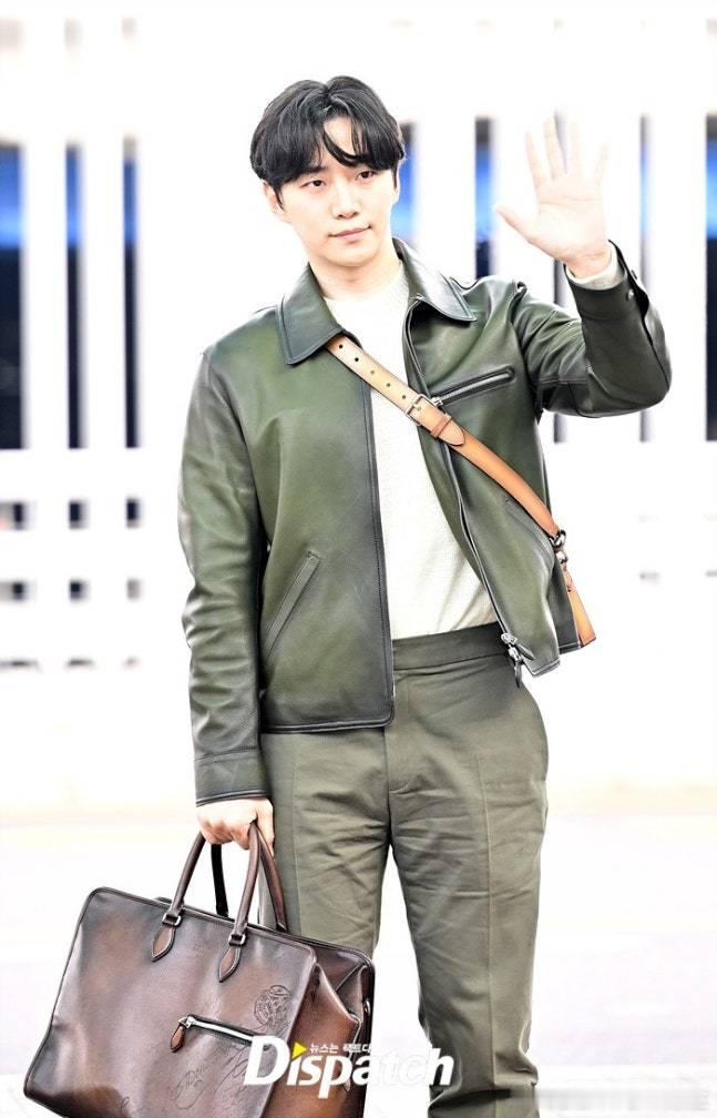 19日，李俊昊 经仁川机场出发，前往法国出席海外日程。 