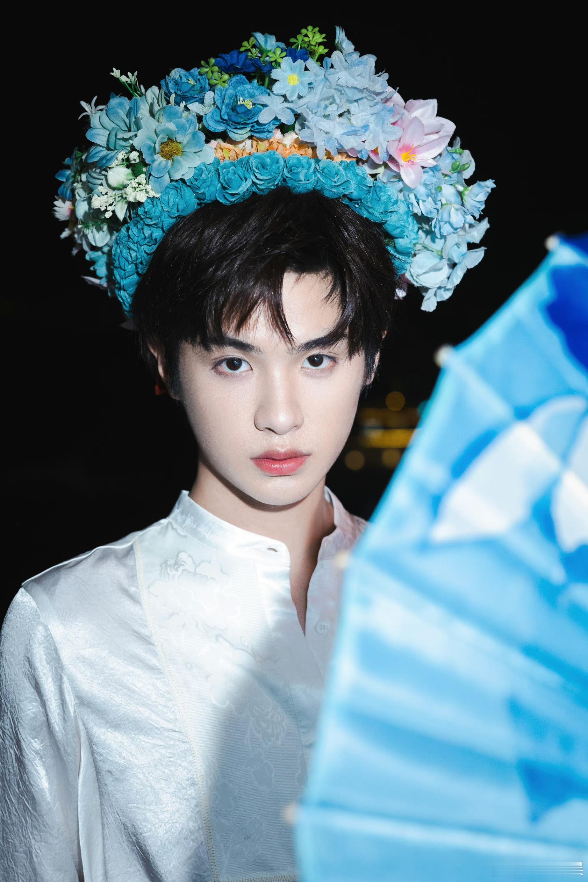 #黄明昊国风马面裙簪花##黄明昊清秀俊朗簪花少年郎#黄明昊国风马面裙簪花，就是清