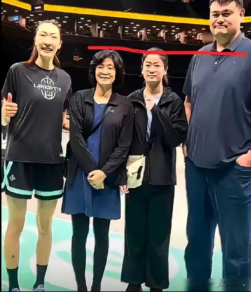 姚明愁女儿嫁不出去，易建联猛练儿子打球，这世界真奇妙！

姚明公开说愁女儿嫁人，