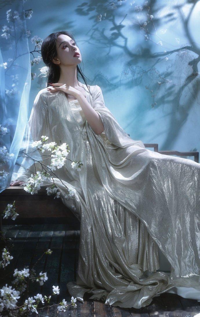 陈都灵live比精修更权威陈都灵轻纱覆面身姿清雅，动态里的陈都灵才是颜值天花板，