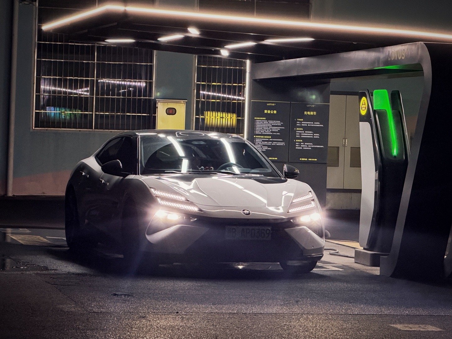 谁是宁波夜晚更帅的电车？欣哲频道极氪001路特斯emeya