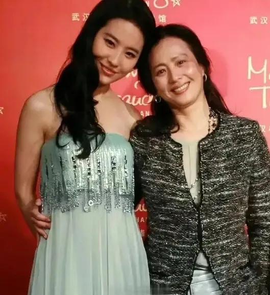 刘家的两位仙女，生得魅力四射，灵气飘飘。原来，功劳都在两位漂亮妈妈的身上，这基因