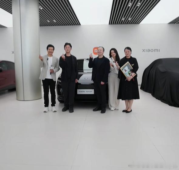 小米YU7 GT今天开启首批交付了，雷总和舒淇一起在现场给首批用户交车，合影留念