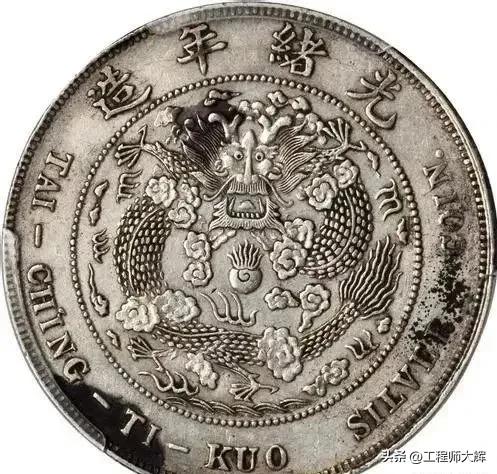 在清代机制币中，龙的图案一直到清王朝的覆灭都没有消失过。银币上的龙纹更是丰富多彩
