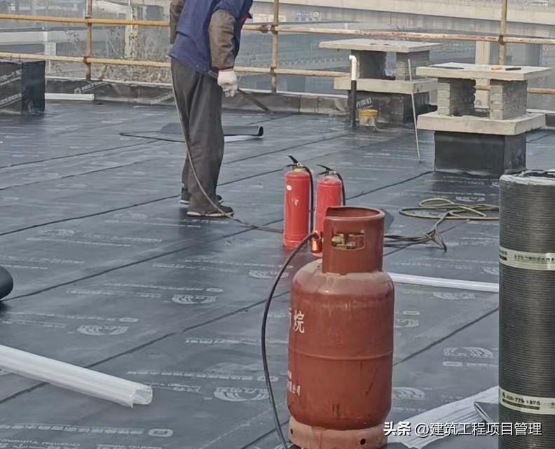 安全监理与分包在现场吵架吵的很厉害，差点动起手来。我们想知道这次吵架的根本原因是