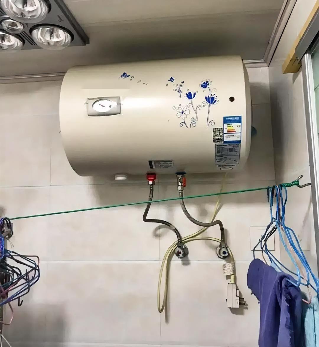 我家热水器坏了，不出热水。我在楼道里看到一张小广告，上面写着“快速上门维修，正规