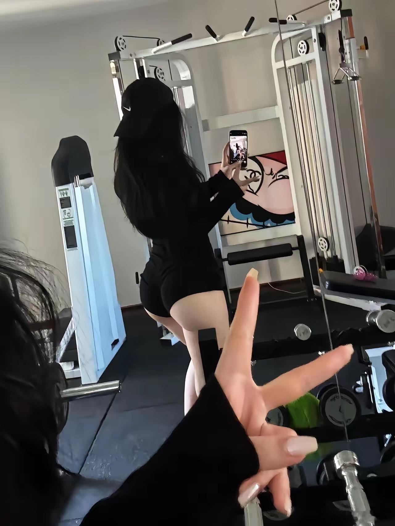 在不犯法的前提下 贪财说明她有事业心 好色说明她审美正常 ​​​