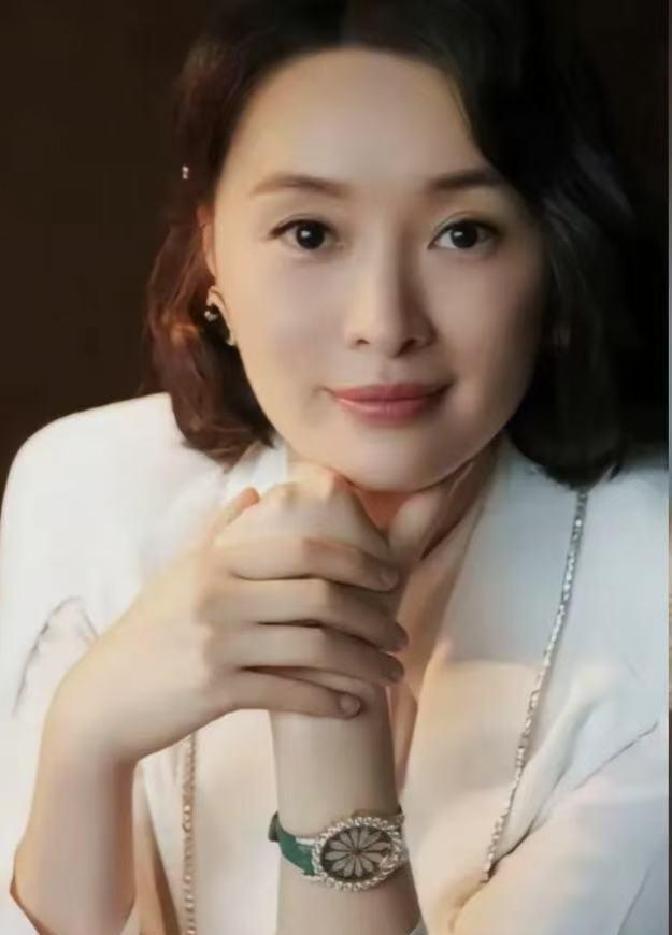 吴越凭实力“封神”？《沉默的荣耀》中，她完美诠释地下工作者朱枫的坚韧与柔情，教科