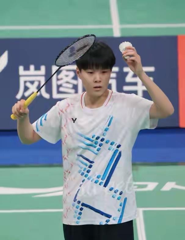 徐文婧打爆韩国的女选手，顺利拿下她的首个巡回赛女单冠军！
第一个成人赛冠军，意义