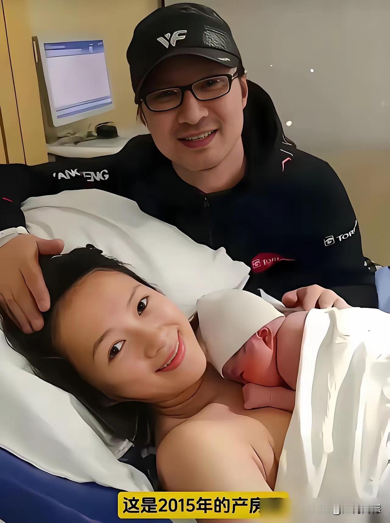 曾经的一家三口，让很多人羡慕不已，可是令人遗憾的是，这种温馨的画面并没有坚持太长