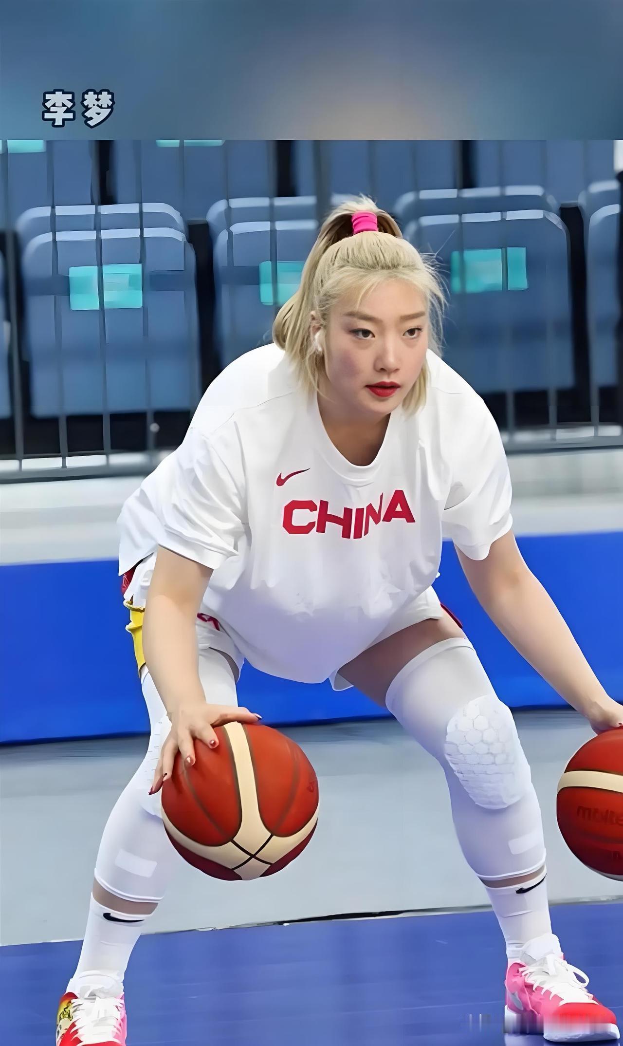 中国女篮还是更换主教练吧，不是说宫鲁鸣不行，而是宫指导的岁数大了，跟不上新时代的