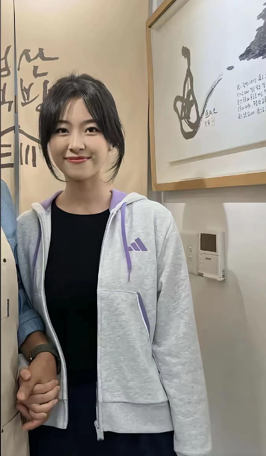 在韩失联女生确认遇害。女生的长相有多漂亮？寻人照片里，远看有点像“奶茶妹妹”，近