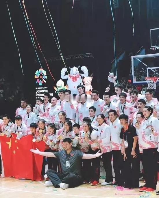 本来放假了，想把所有时间都用来好好陪陪家人，但面对中国篮球在本届亚运会创造的“历