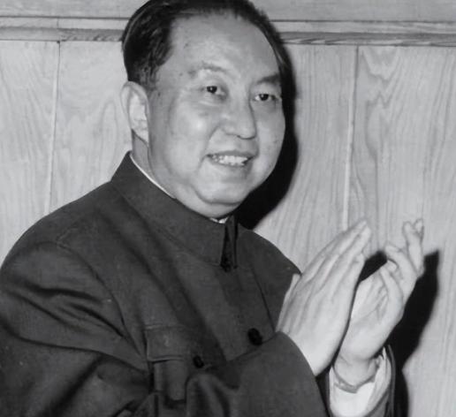 1974年，时任中共中央政治局委员的华国锋，去参加女儿的家长会，被一名家长询问道