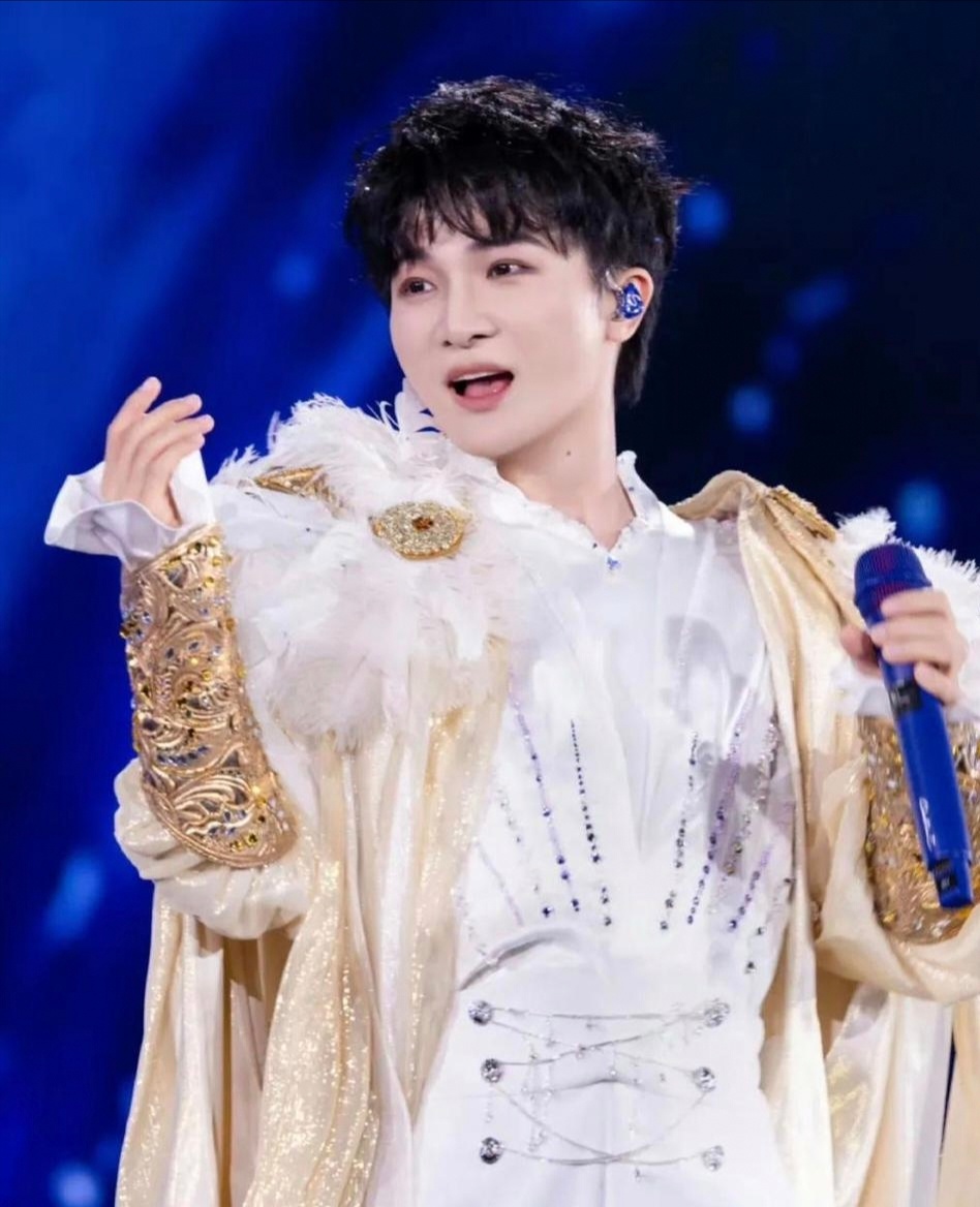 苏州奥体中心，周深演唱会。他脱口而出：“苏州有两个这么大这么好的体育场，为什么却