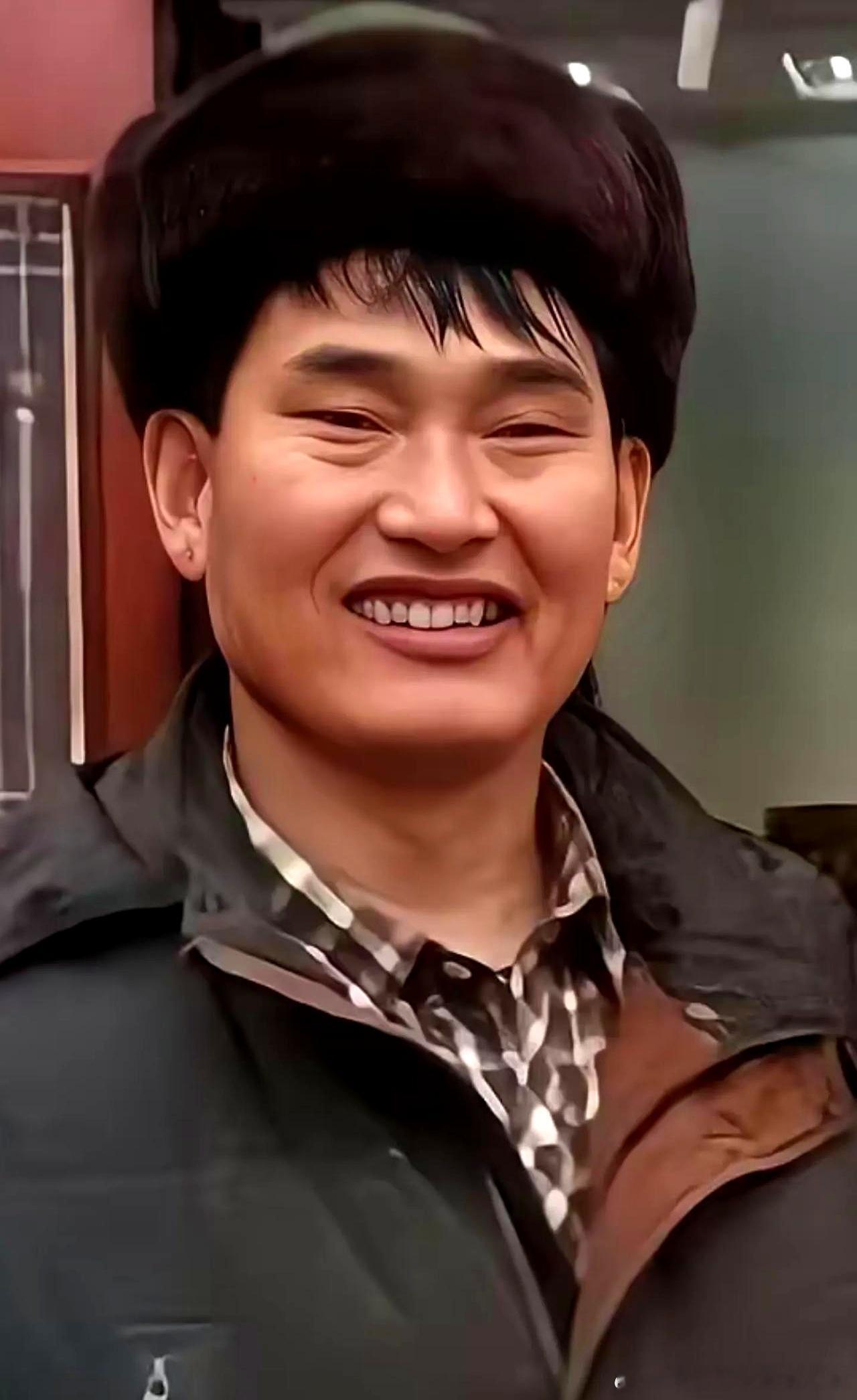 大衣哥面相上看是一个非常的厚道、实在的人，眼神也是难得的清澈。但面相中鼻子有些略