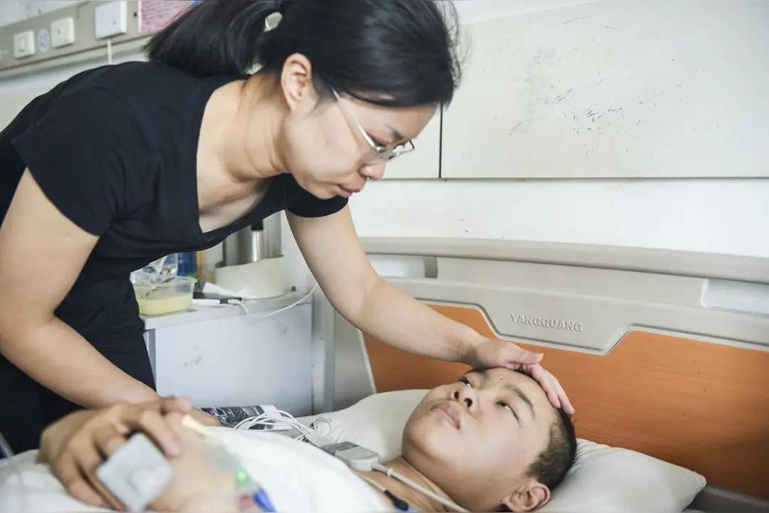 这是近期引发广泛关注的河南13岁癌症少年佑佑的真实故事，他用最极端的方式，完成了