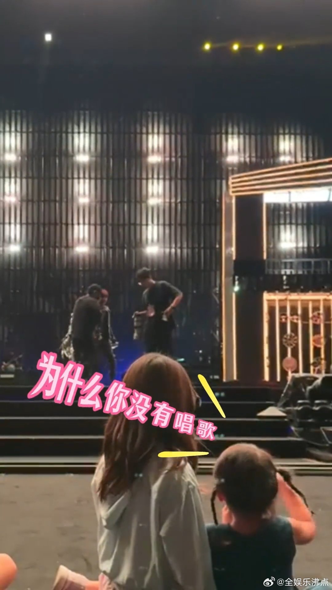 周杰伦女儿我美吗女士首登台 周杰伦“我美吗”女士台风不错哟，真的好可爱，看周杰伦