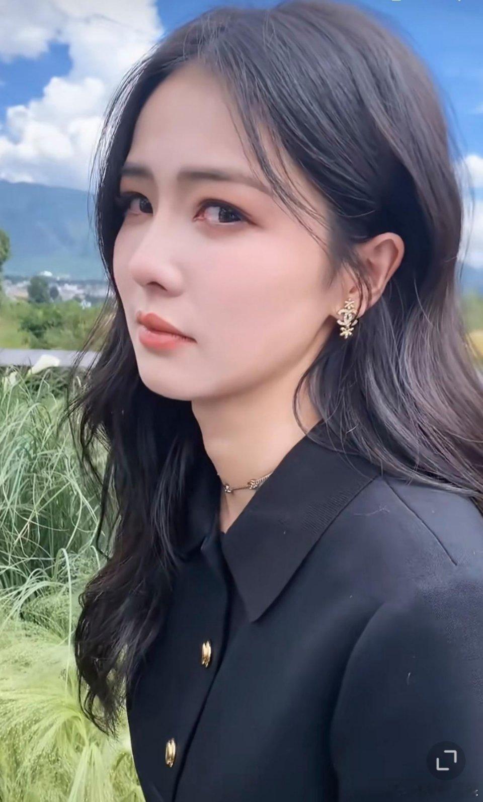 白鹿在陆虎婚礼落泪，上台祝福拥抱新娘，好友胜亲人。 ​​​