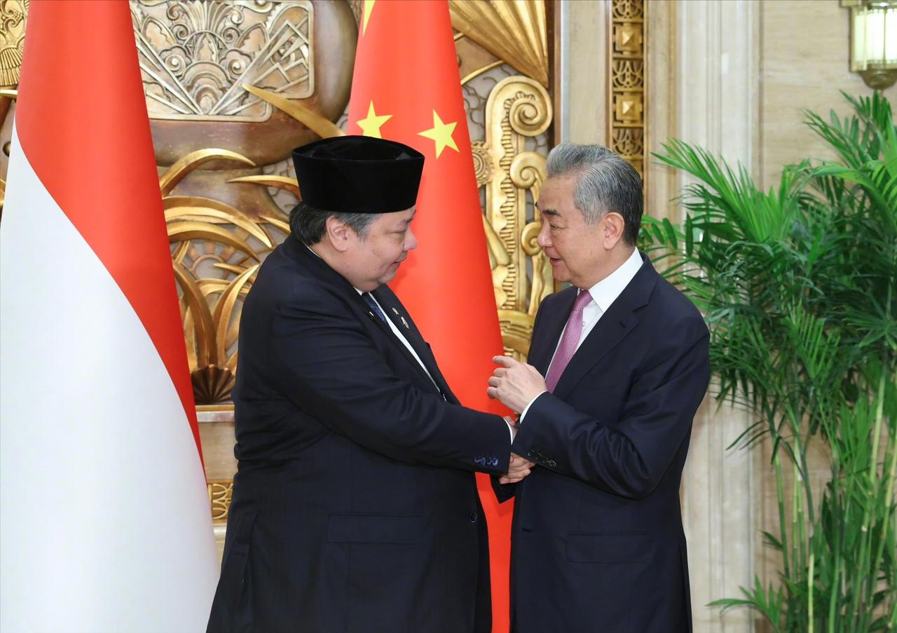 成了，中国和印尼谈成了。

7月18日，中国外交部长王毅在上海会见来华出席世界人