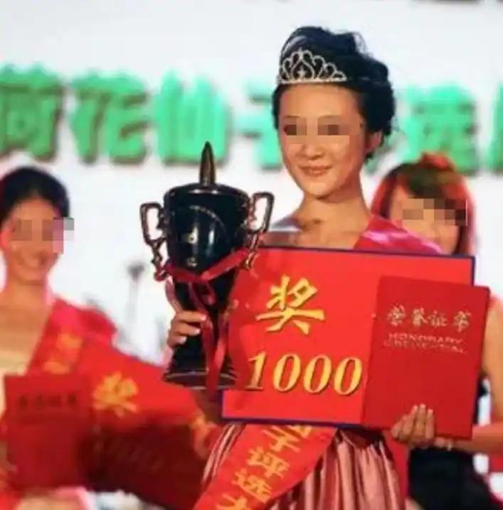 2011年，21岁选美冠军杨晓丹和男友被歹徒绑架，歹徒将杨晓丹男友杀害后，又将目