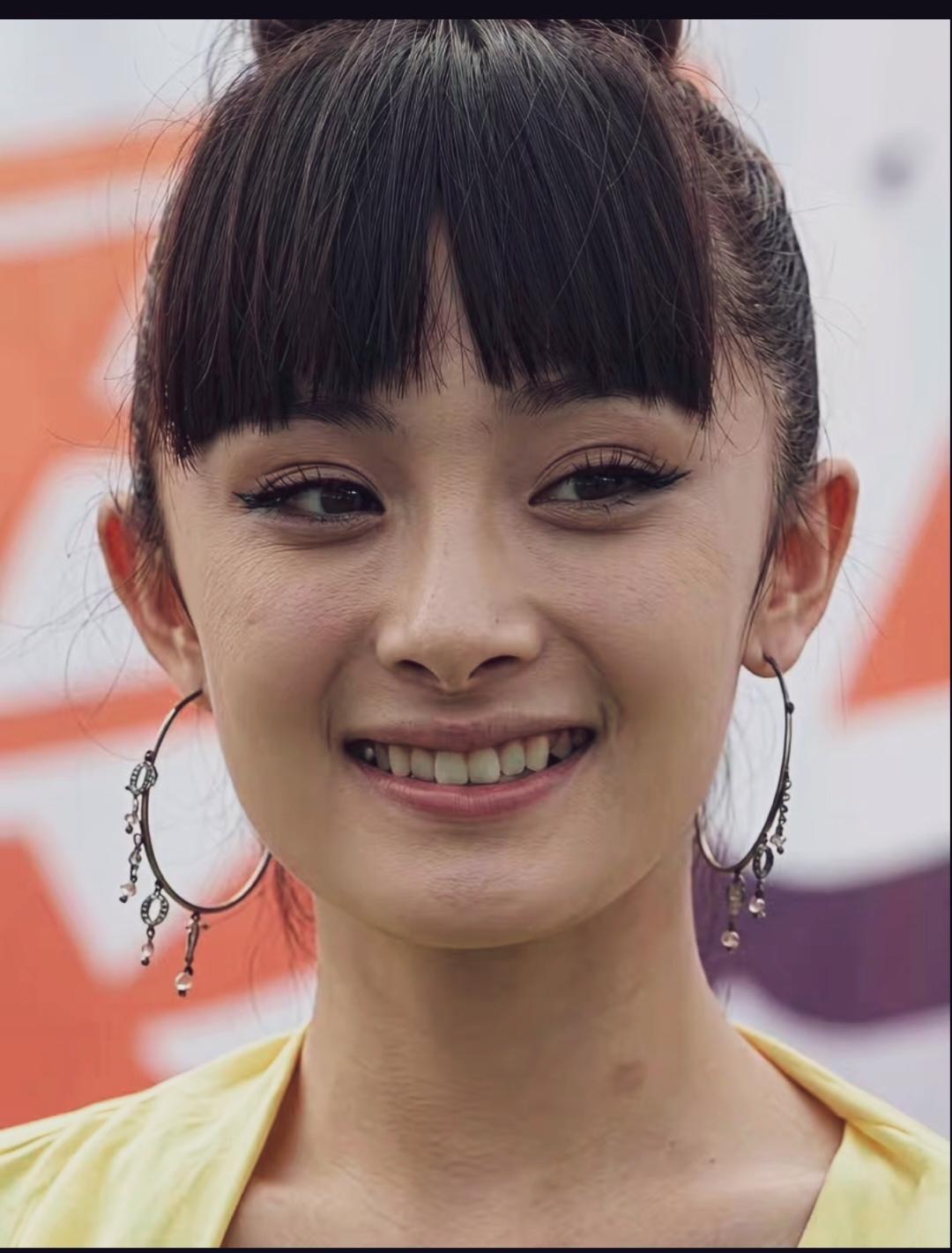 刚出道时候的杨幂，青涩模样特别灵动，原生态美女！