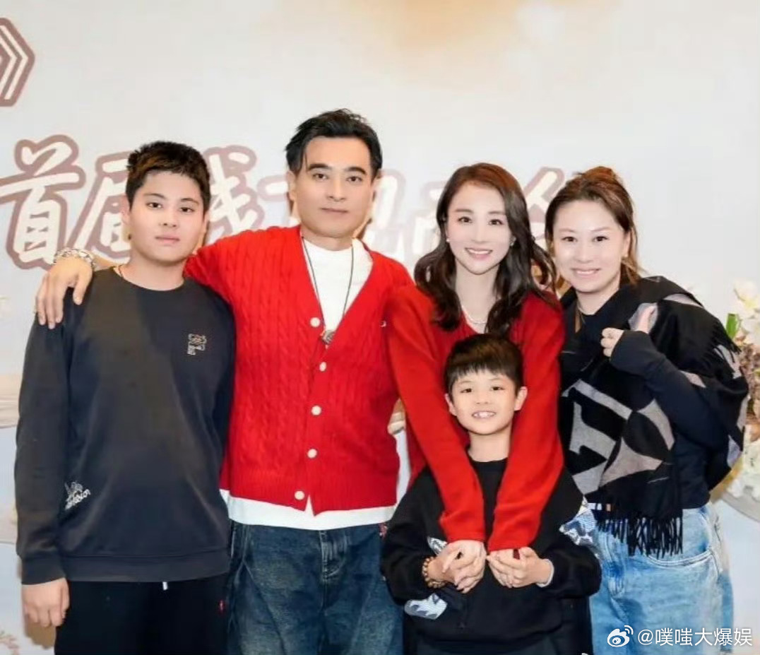 陈龙小儿子随母姓陈龙小儿子叫章纪晨见过太多计较冠姓权的人，才明白陈龙有多难得，两