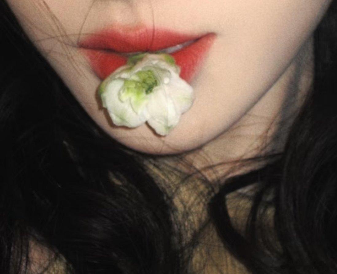 女生嘴含夹竹桃拍照中毒过敏经常看到一些女孩子会把鲜花含嘴上拍照，真的特别出片但是
