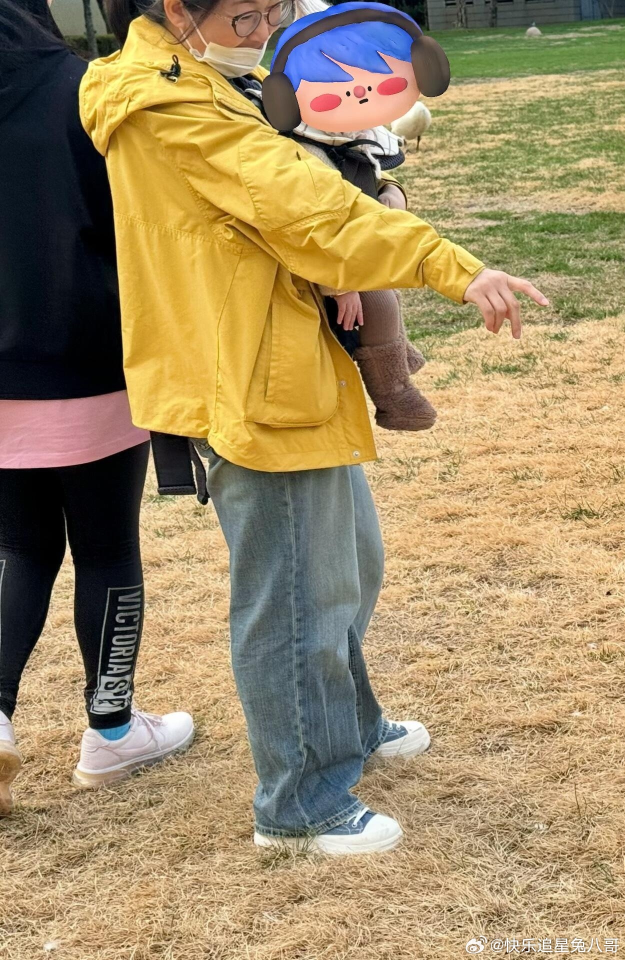 何穗带儿子逛公园陈伟霆何穗儿子近照 何穗带儿子逛公园，宝宝打扮的好可爱 