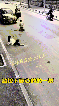 注意看！这小两口正搁马路上散步呢，那媳妇怀着孕，肚子老大了，眼看就快生了。谁知道