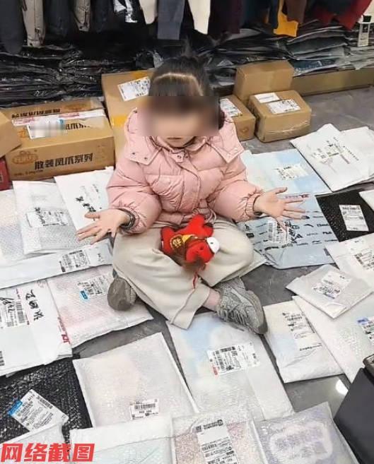 广东清远有六岁小女孩侧脸贴桌面拍视频，口中似乎在炫耀自己已经放假闲的很，女孩以自