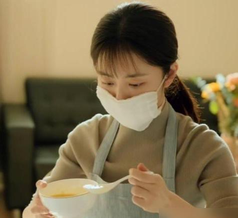 你知道吗？
现在最火的，不是那些顶流小鲜肉，而是一个演了二十多年配角的“司机”。