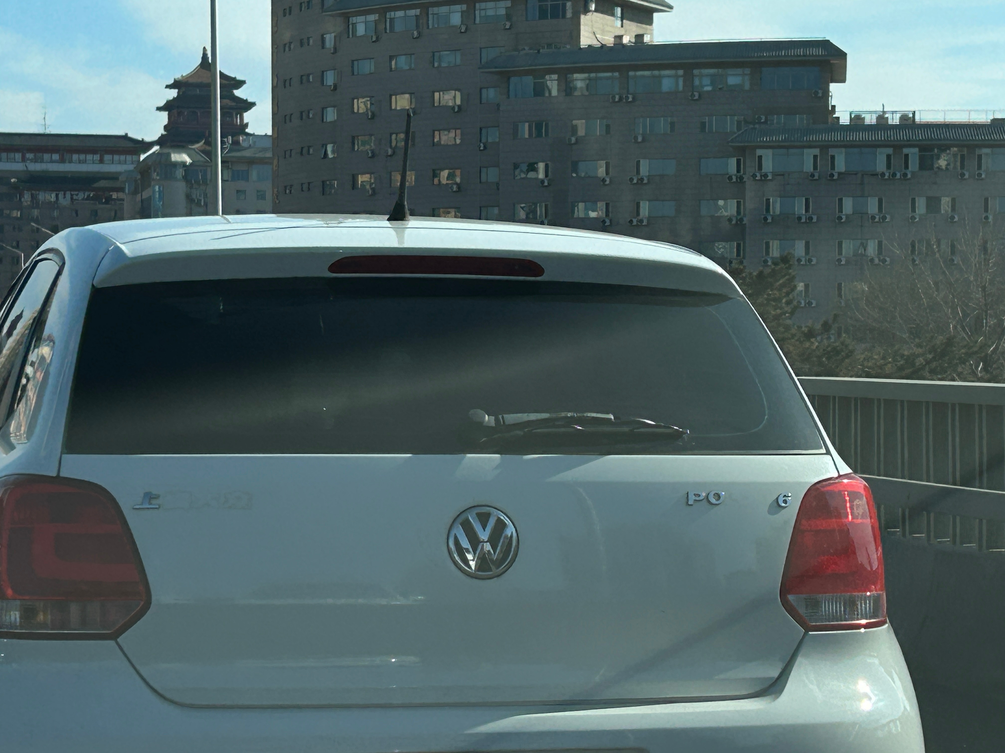 这车尾剩的几个字看的我太难受了，堵车还躲不开 